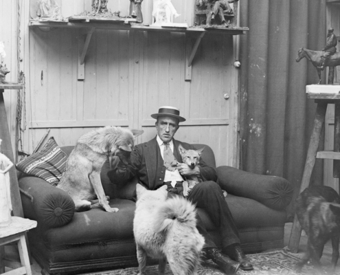 Paul Troubetzkoy in his Paris Studio with his wolves, 1909–1914, photograph, SOLO PER COPERTINA